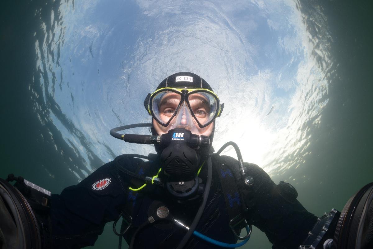 Selfie van Jaap voor het raam vsn Snellius