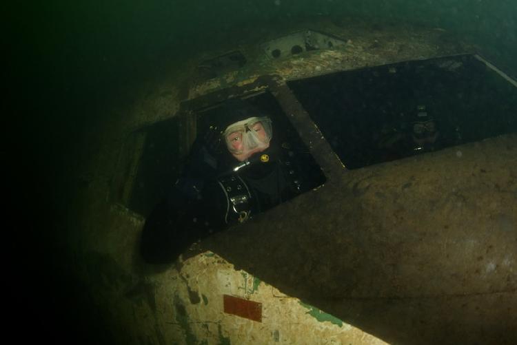 Peter als onderwater piloot in de cockpit