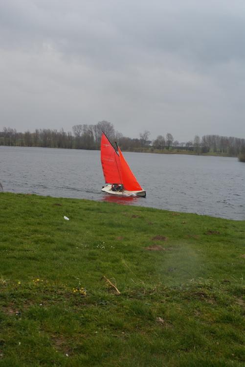 Rode zeilboot profiteert van de harde wind