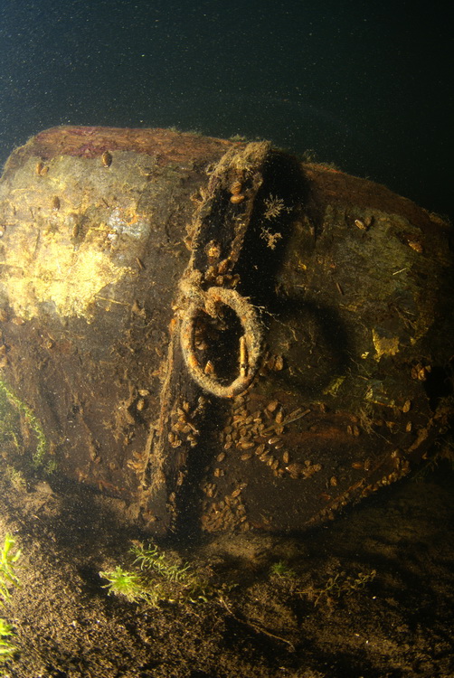 Houten wrakje op 3 meter in de meerse plas