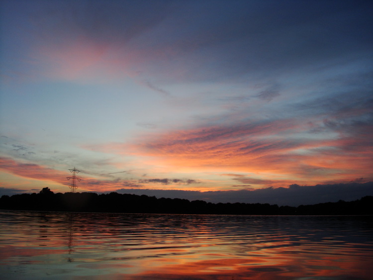 Mooie zonsondergang boven de empelse plas