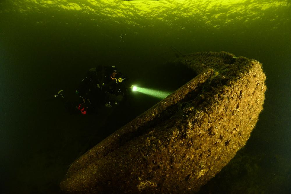 Dirk naast het zeilboot wrak