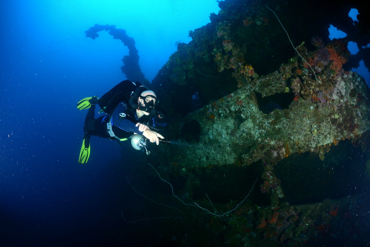 Bert Jansen naast de Fujikawa Maru