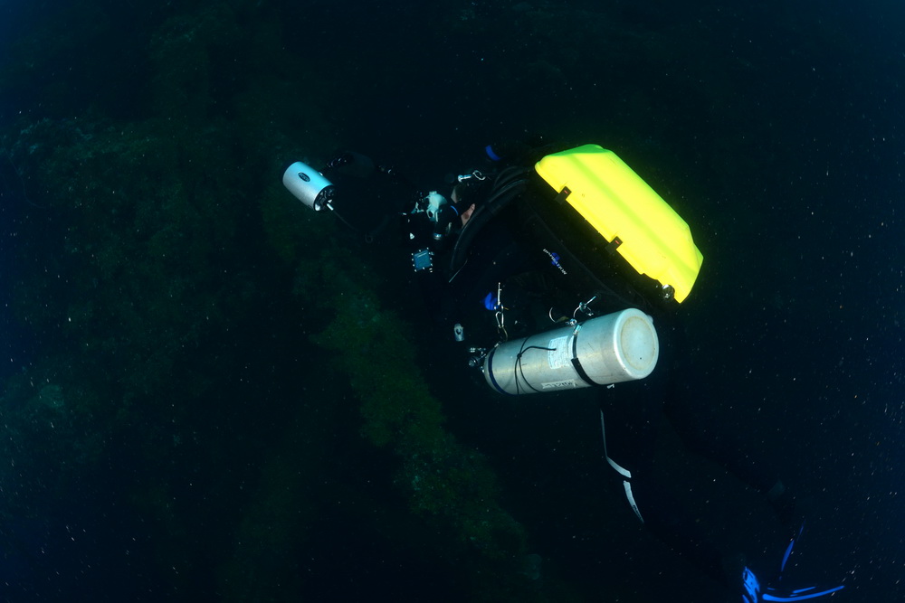 Marcel fotografeert de Heian Maru