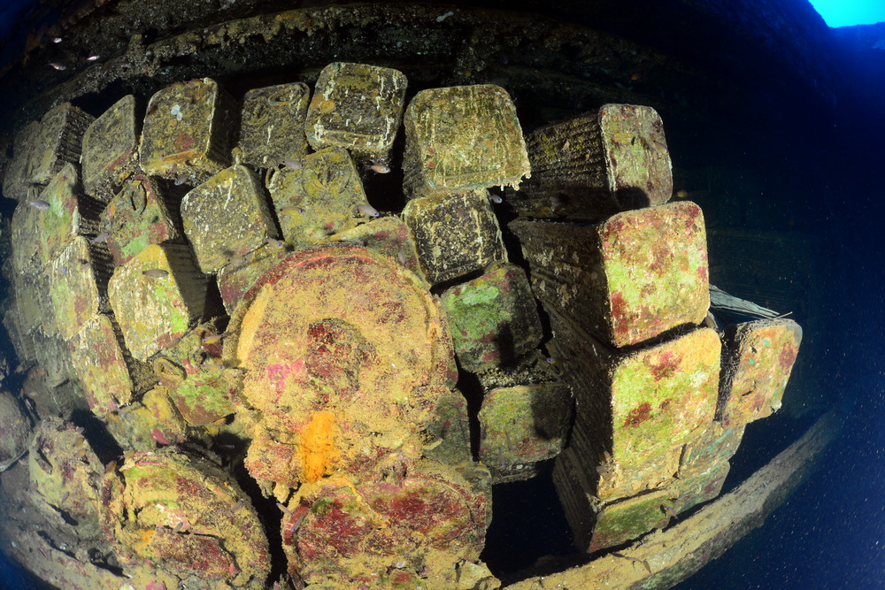 Granaten in het ruim van de San Francisco Maru