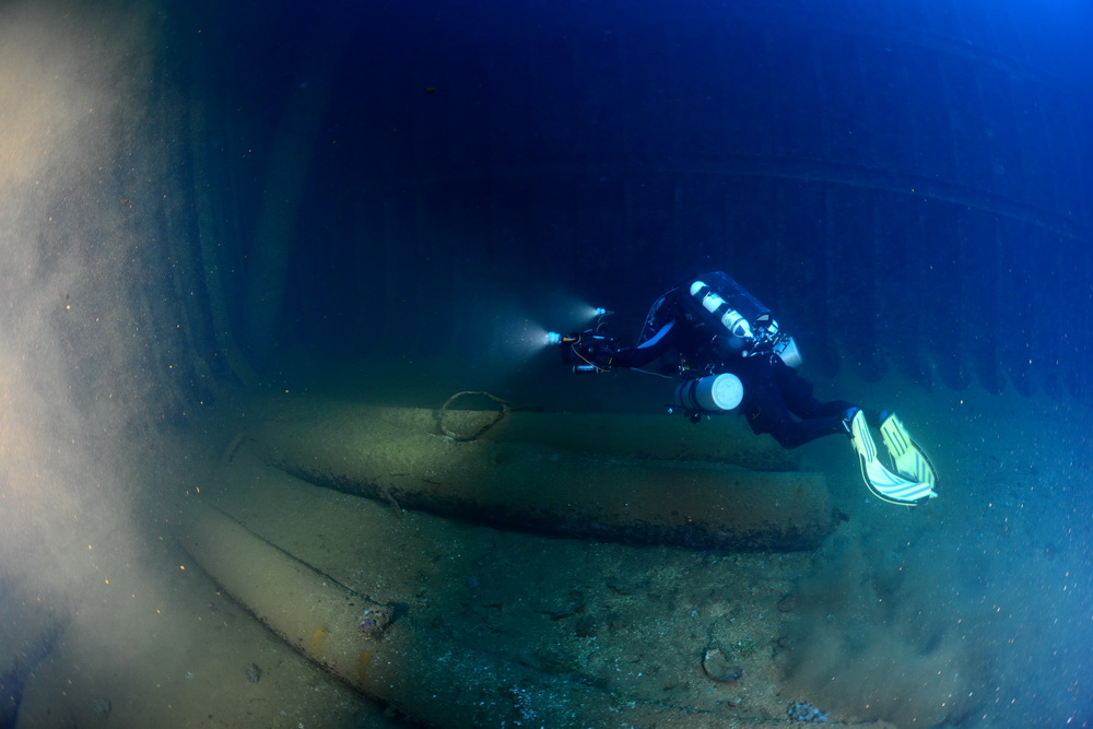 Maarten filmt torpedo's in het ruim van de Seiko Maru