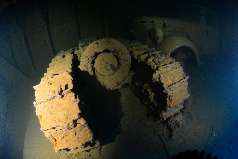 Rupsvoertuig in het ruim van de Nagano Maru