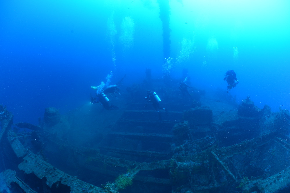 Duikers boven de San Francisco Maru