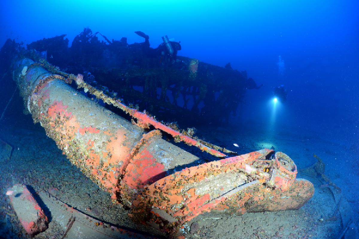 de torpedobuis ligt naast het wrak