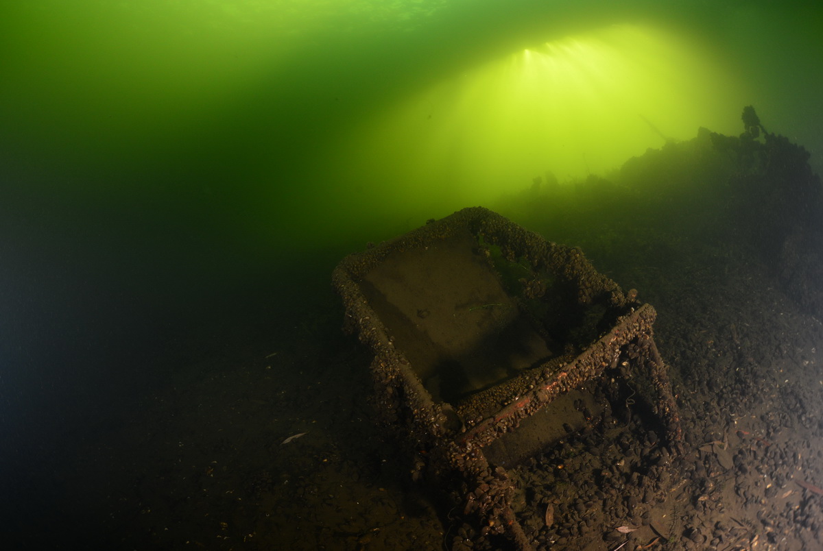 tuinstoel vol mosselen onder het ponton