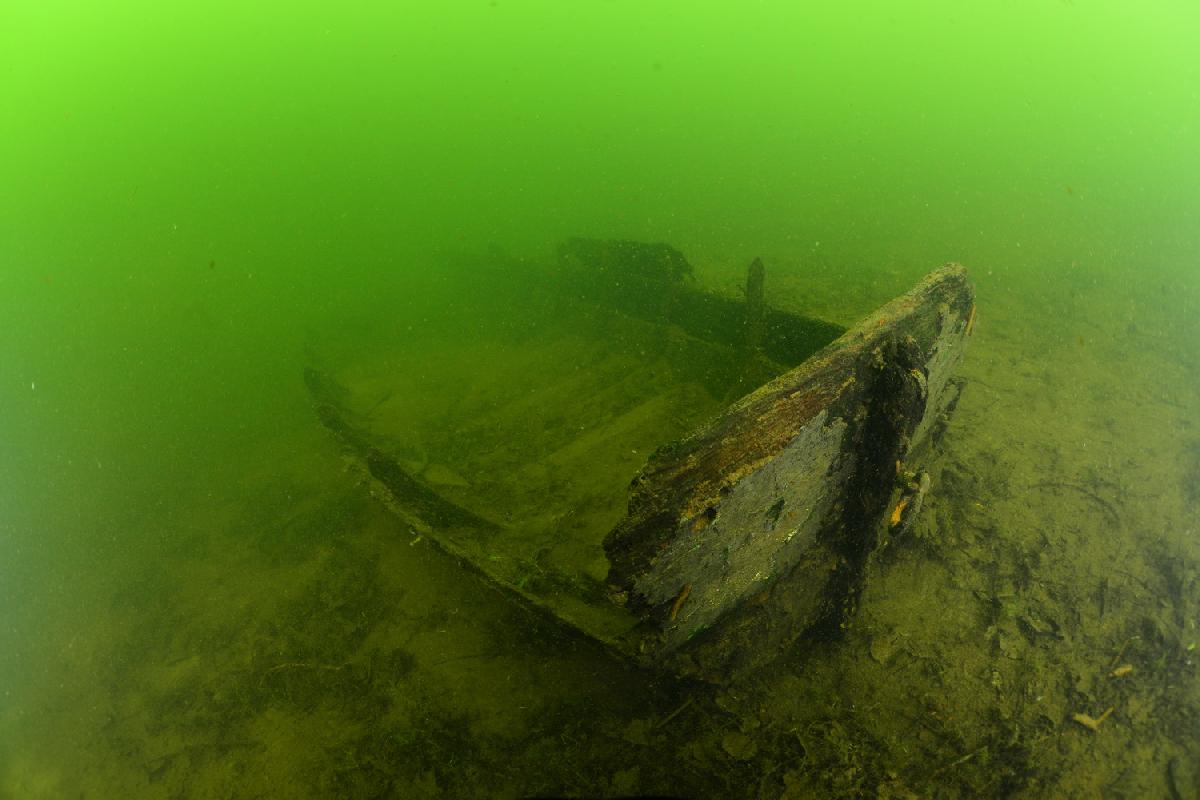 wrak van roeibootje