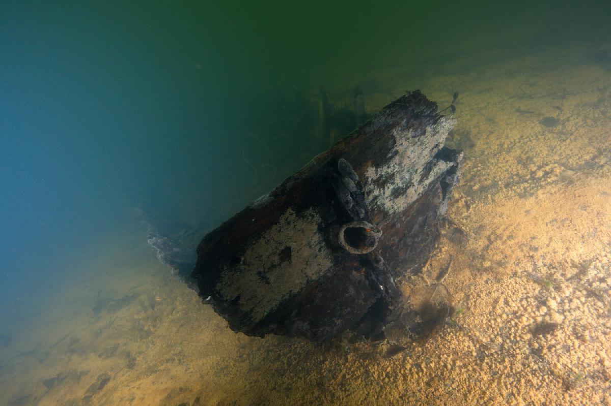 houten wrakje in de meerse plas