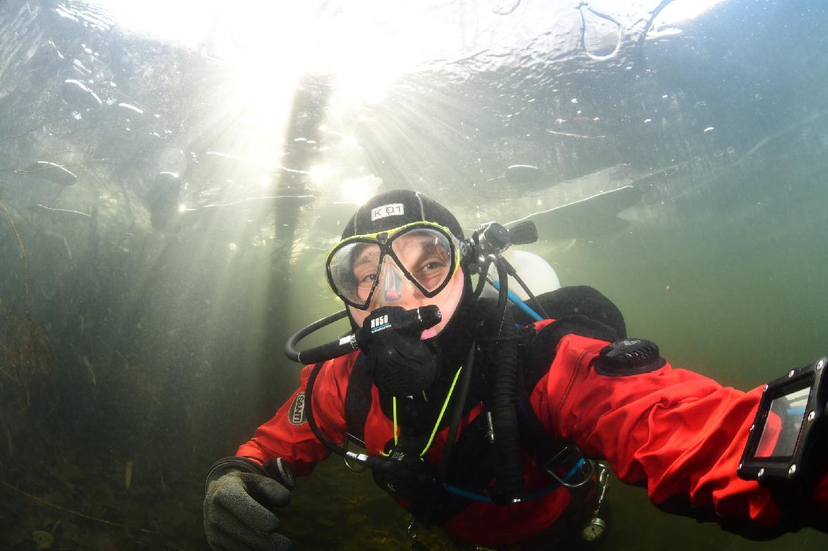 selfie van jaap onder het ijs van de meerse plas