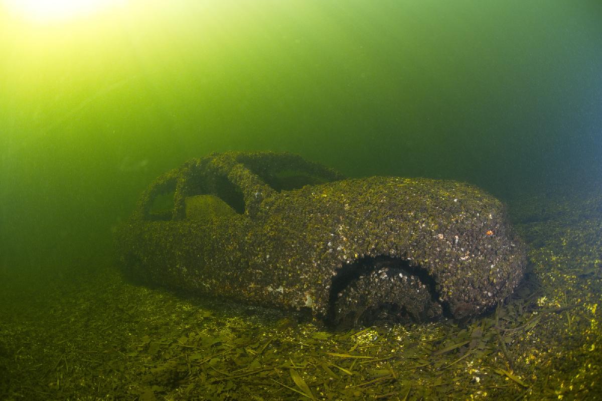 autowrak in de spiegelplas