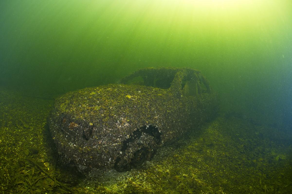 autowrak in de spiegelplas