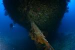 Bert Jansen naast de achtersteven van de San Francisco Maru