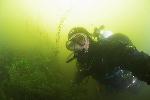 jaap zit tussen de onderwaterplanten